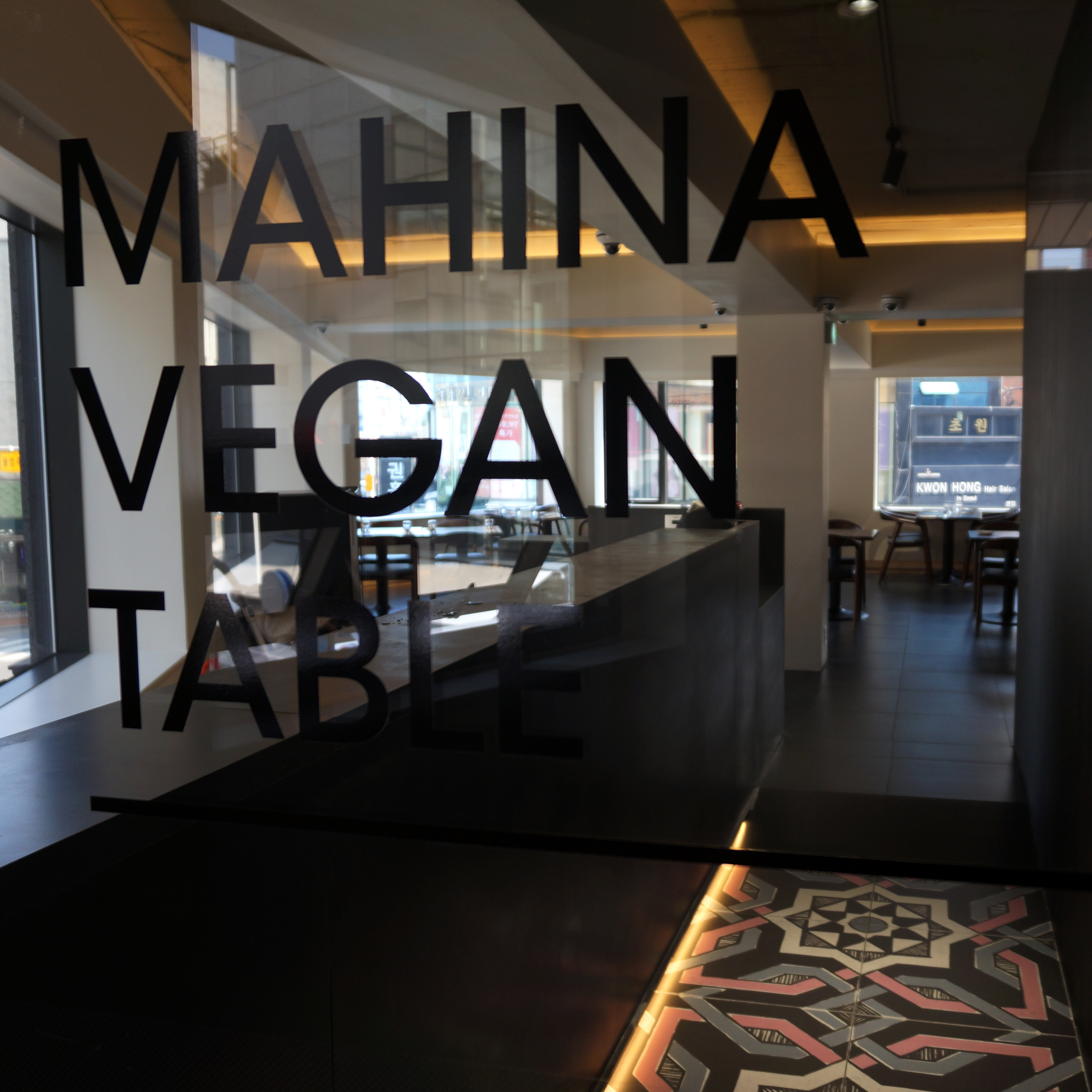 Skleněné dveře s logem Mahina Vegan Table